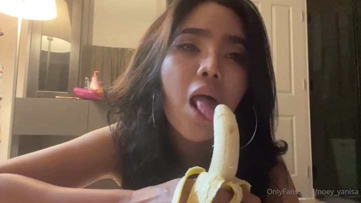 Watch Yanisa Noey – Sucking Banana