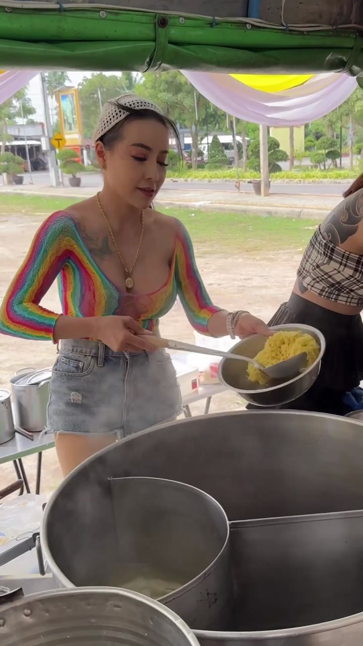 Watch The Most Famous Noodle Lady In Thailand