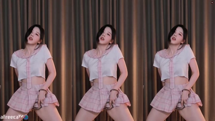 Watch Sexy DJ blows everyone away with dance