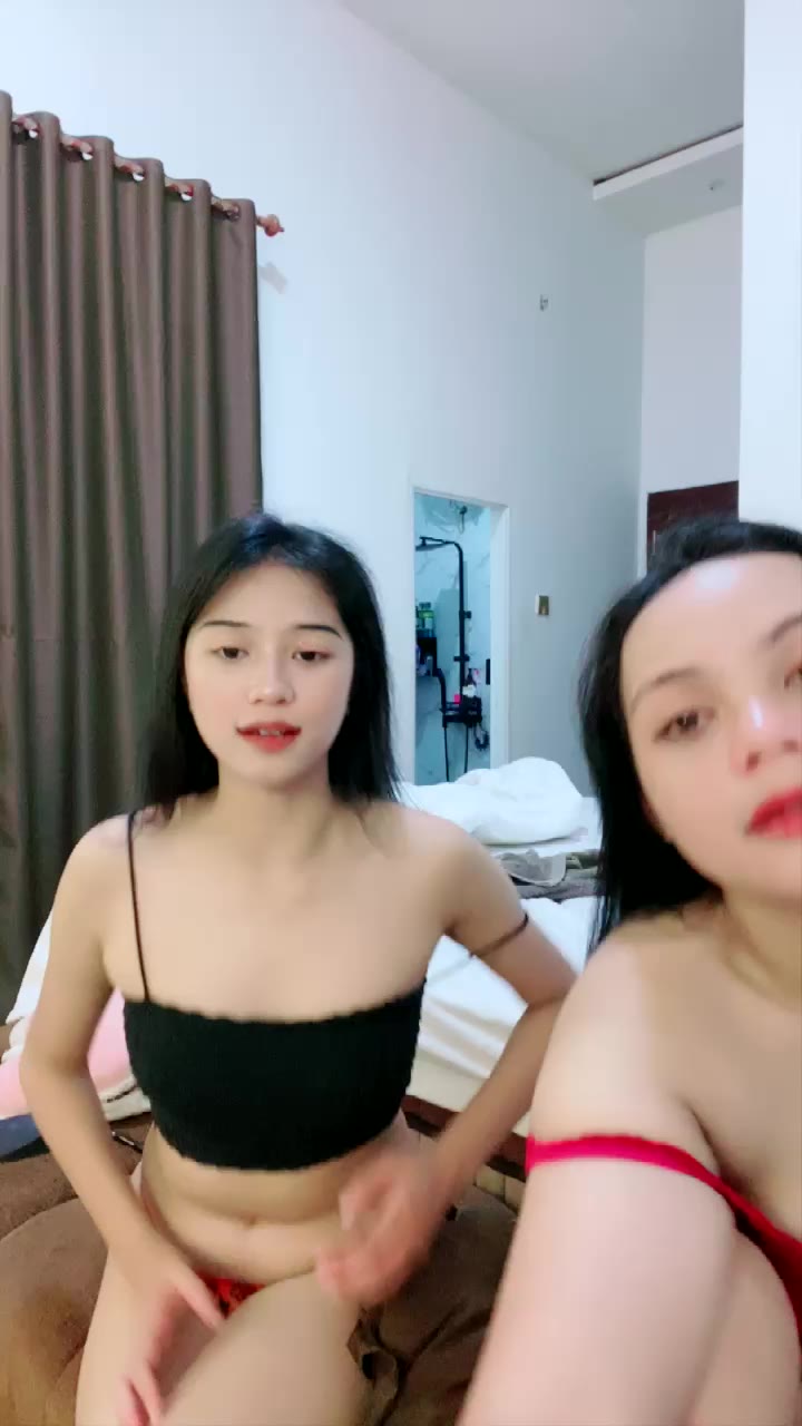 Watch Duo Keponakan Tante Kina Saling Pamerin Uting Telanjang Dada