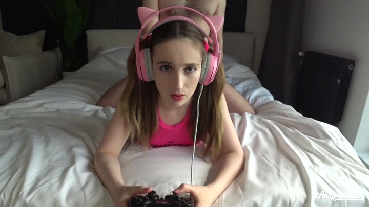 Watch Gamer Girl Sucks Hard and Fucks Hard while Playing – Anny Walker