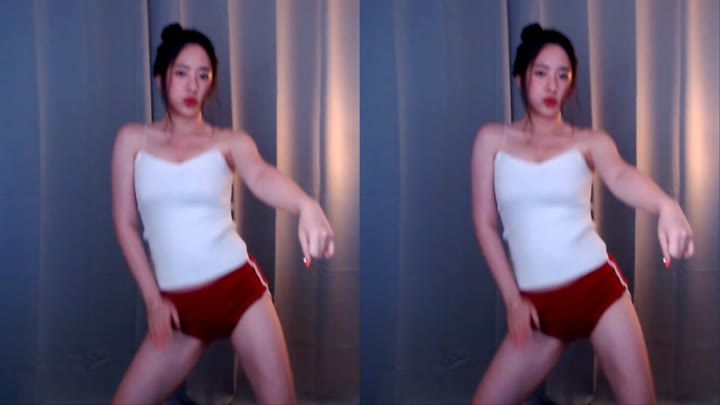Watch shake

Korean KBJ dancing seductively no possessive s grammar