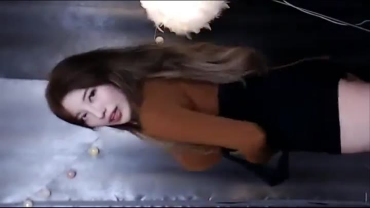 Watch Korean BJ Bobby Moon dances seductively
