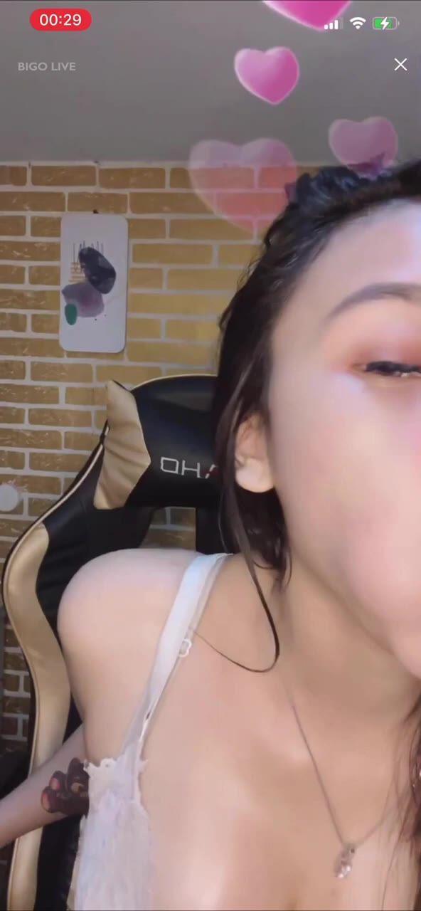 Watch Bigo Indo Adellia sizzles in live show