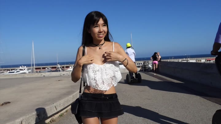 Watch Littlesubgirl’s Beach Flashing and Squirting Show