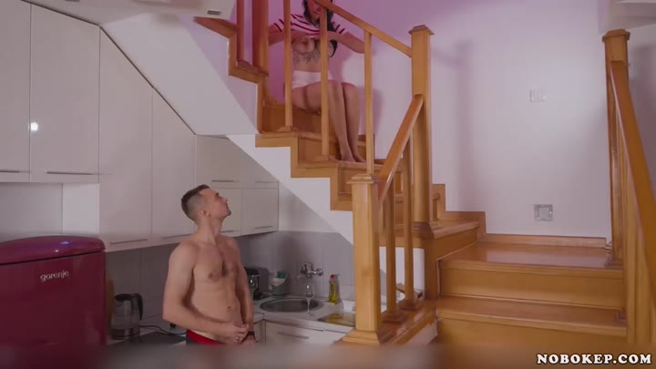 Watch Bokep Ngentot Mama Muda Sange di Tangga Crot Dalem