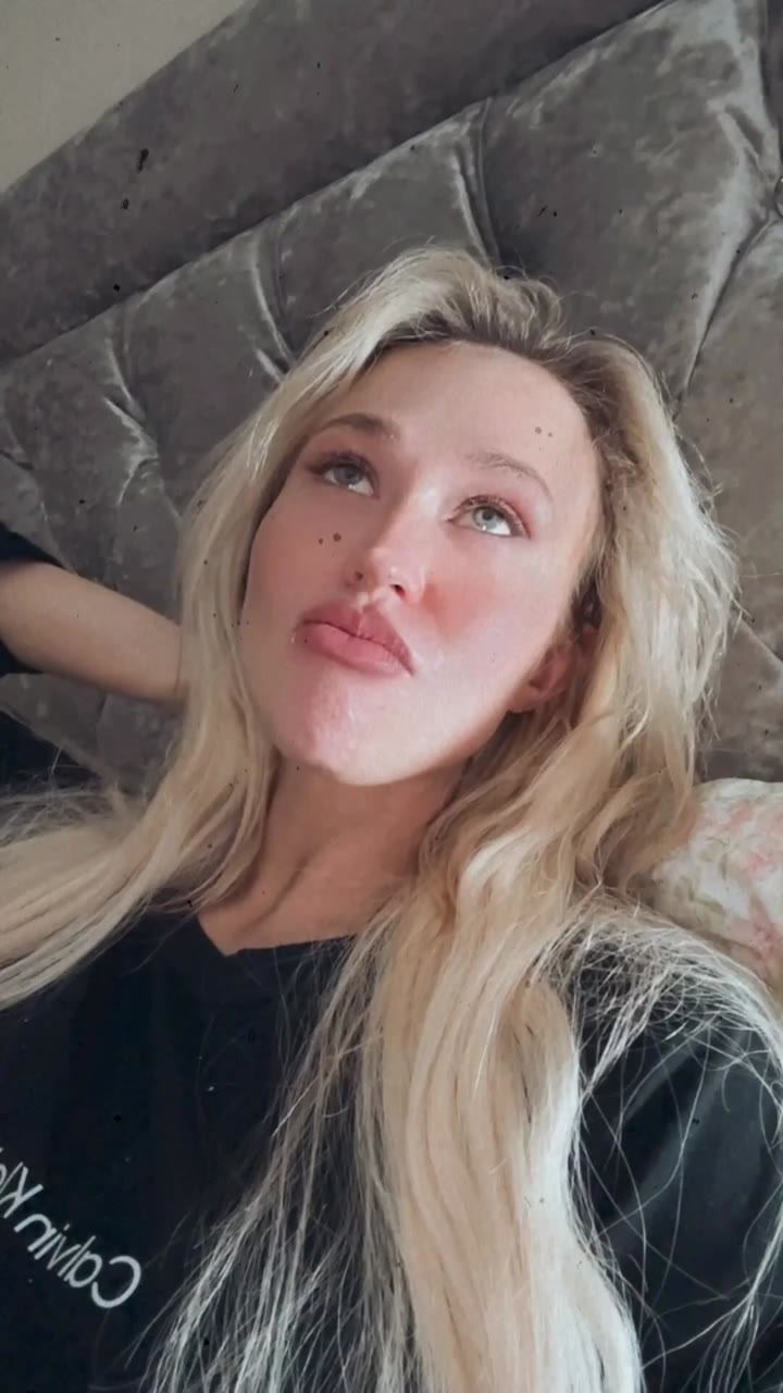 Watch Sophie reade Nude Leaked Onlyfans Video 11