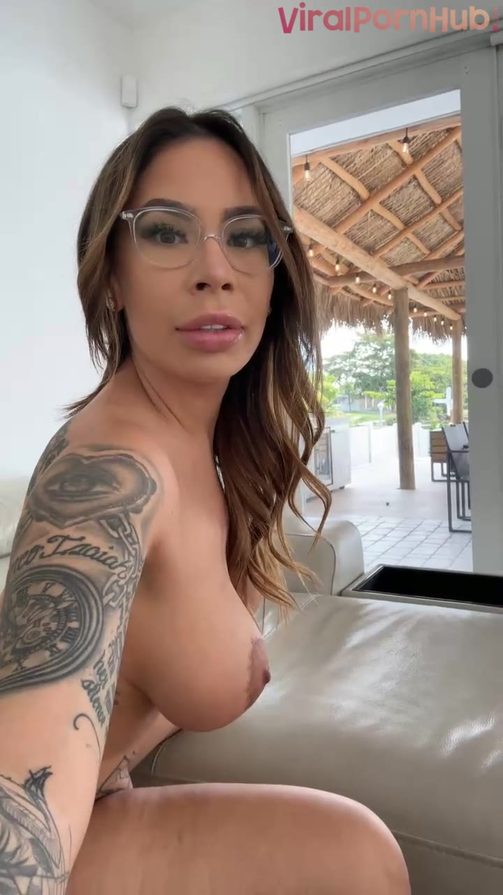 Watch Blahgigi Nerdy Showing Off her Massive Tits and Booty After Getting Naked in Live Video