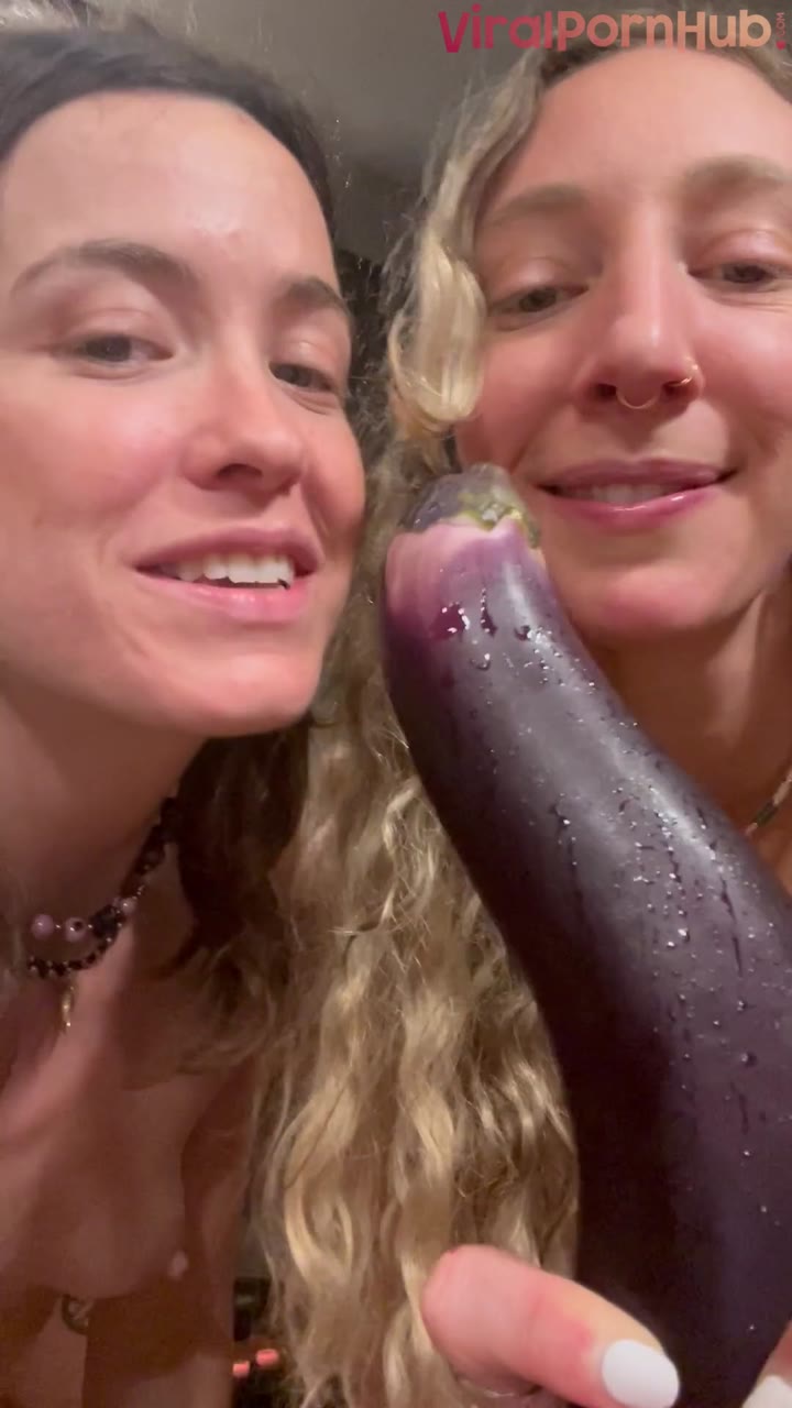 Watch Stephinspace Sucking And Teasing Booty With Lesbian Video