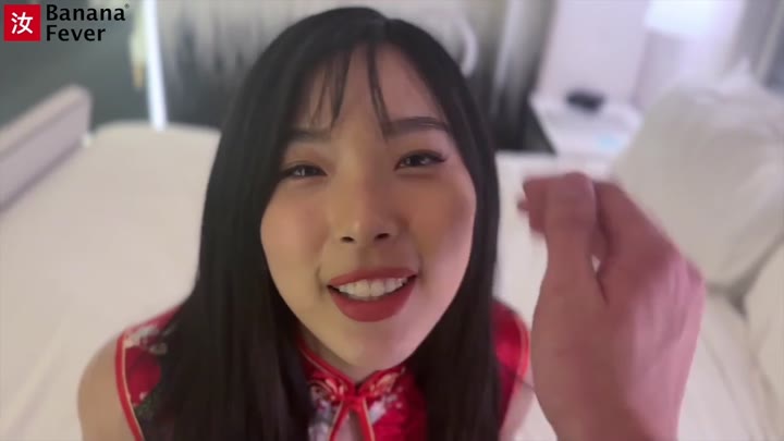 Watch Hot Korean ABG Elle Lee Gets Her Lunar New Year Present from Her Chinese Fan
