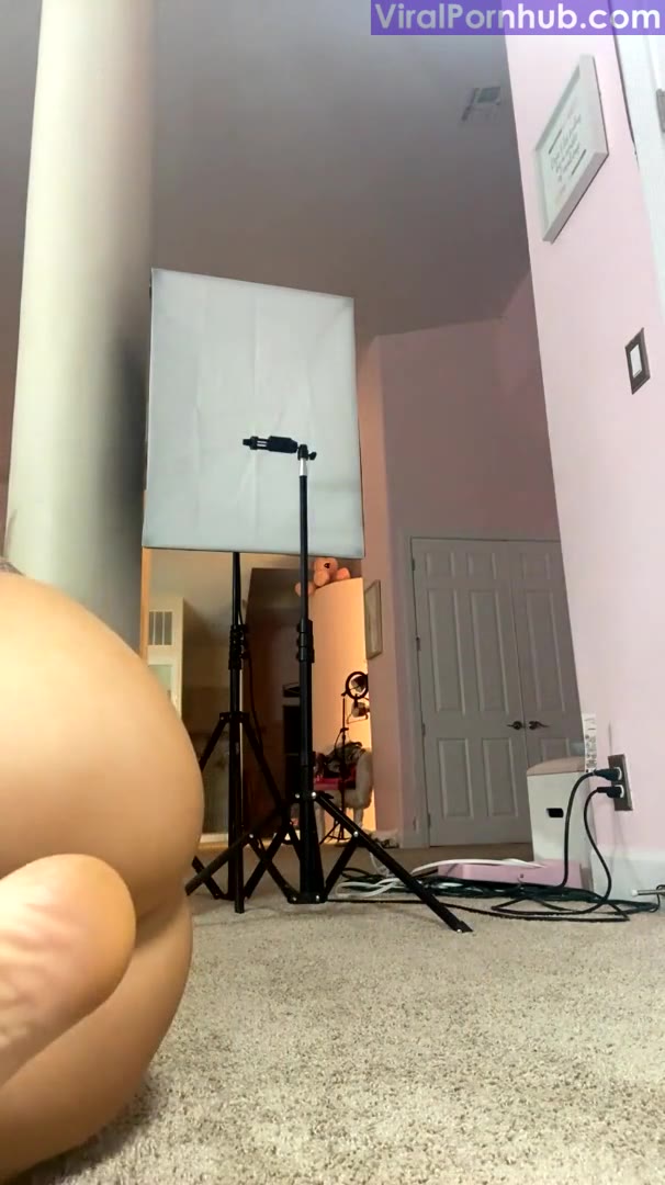 Watch Linsey Donovan Pussy Reveal Livestream Video Leaked