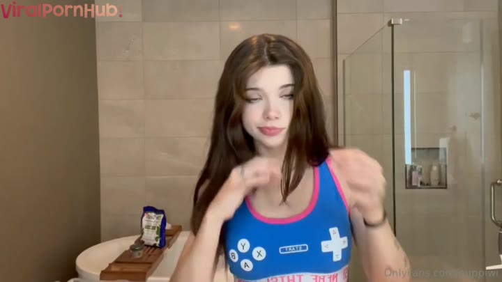 Watch Grinchie puppiwii Love to Showing off her Tits Onlyfans Video