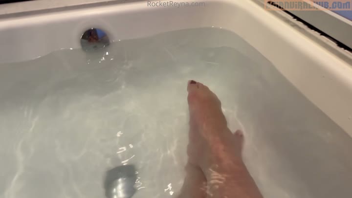 Watch Rocketreyna Bath Tub Selfie Playing Her Nude Pussy Leak Onlyfans