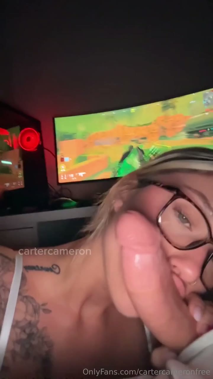 Watch Kbbaby Wants To Fuck While Her BF Playing Games
