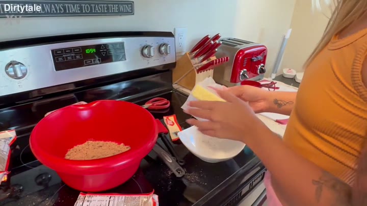 Watch Lola Cheeks Gets Horny While Cooking