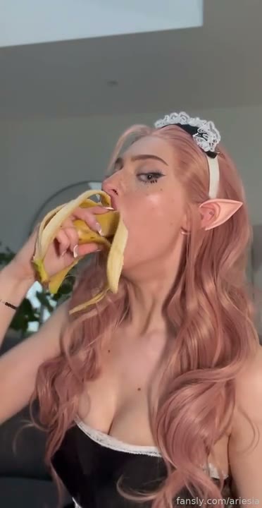 Watch cosplayer Ari Baby licking banana in leaked onlyfans video